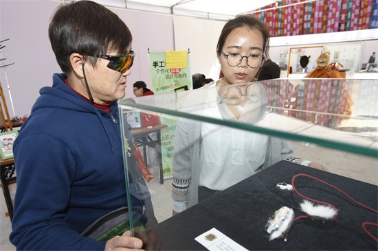市民观看威廉希尔官网学生的创意饰品.JPG