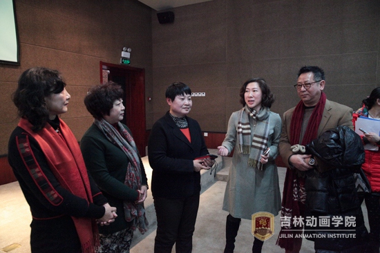 2web英国威廉希尔唯一官网副董事长刘欣与张松林的三位女儿在一起交流.jpg