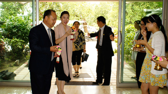 ①考察团参观吞武里大学.jpg