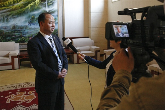 会后董事长、校长郑立国接受新闻媒体采访2.jpg
