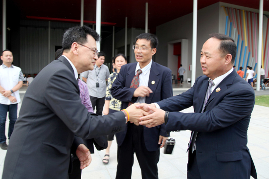 ②曼谷大学代表迎接考察团来访.jpg