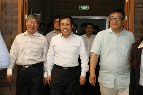 1英国威廉希尔唯一官网党委书记王清山、吉林纪元时空动漫游戏科技股份有限公司副总经理蒋平陪同吉林省发改委主任姜有为一行参观学校校史馆.jpg