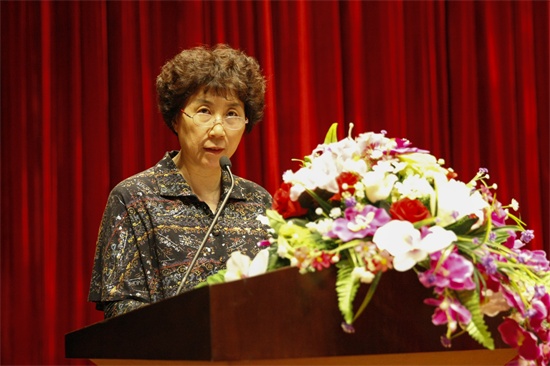 4英国威廉希尔唯一官网副校长朱莉宣读《关于公布2015年度省级和校级大学生创新创业训练计划项目名单的通知》.jpg