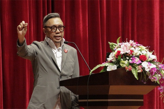 3李永铨作“设计人的反省”演讲.jpg