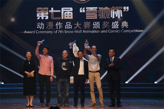 嘉宾为获奖选手颁奖 崔毅.JPG