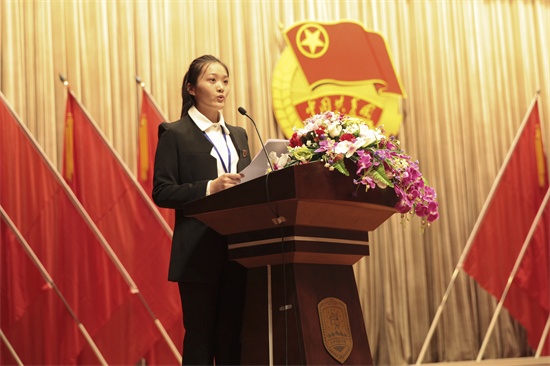 5高敏在“双代会”预备会上宣读相关文件.jpg