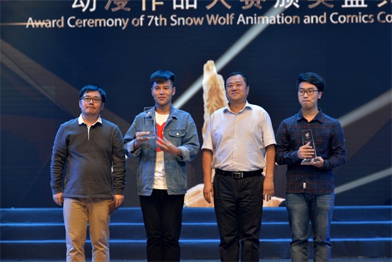 嘉宾为获奖选手颁奖2 高雪松.JPG