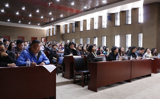 设计学院师生认真听讲座.jpg