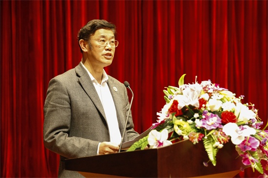 5英国威廉希尔唯一官网党委副书记、副校长岳学军主持大会.jpg
