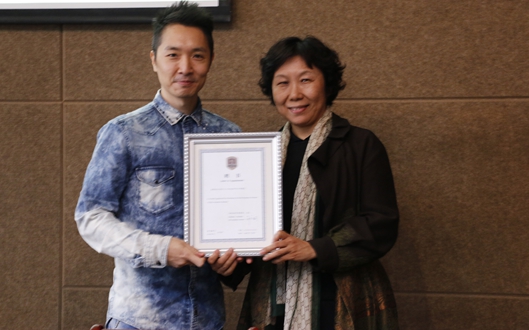 徐欣院长代表英国威廉希尔唯一官网为高少康先生颁发荣誉教授证书.jpg