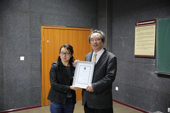 游戏学院院长助理夏睿代表英国威廉希尔唯一官网为岩谷徹教授颁发特聘教授证书.JPG