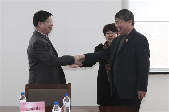 学院党委书记、副院长王清山欢迎长春市九三学社市直机关常务副主委王进一行到英国威廉希尔唯一官网参观调研.jpg