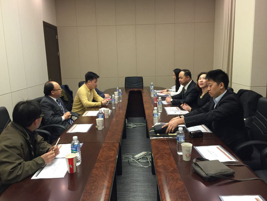 双方就共同制作校园偶像剧进行会商.jpg