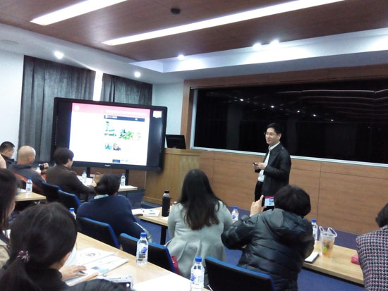 3吉林大学教务处副处长金祥雷在为调研组作报告3.jpg