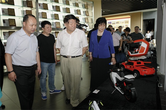 8调研组参观威廉希尔官网学生优秀工业设计作品.jpg