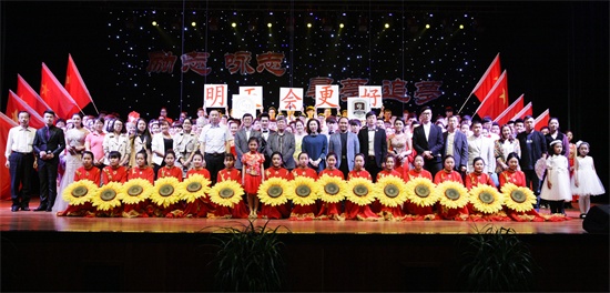 12领导与演员合影.jpg