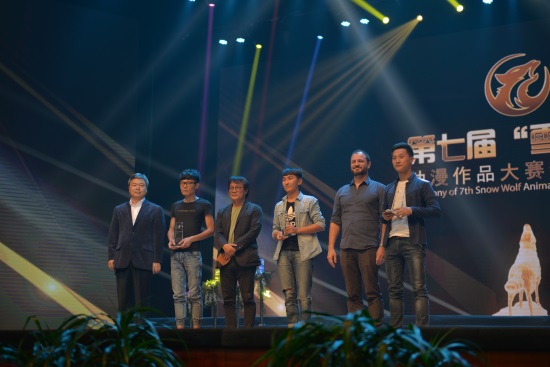 嘉宾为获奖选手颁奖6 张亚东.JPG