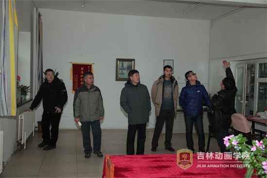 党委负责人副院长王清山在学生公寓仔细了解假期安全保卫工作落实情况.JPG