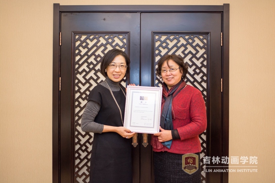 康晶院长为仲晓玲教授颁发客座教授聘书(3).jpg