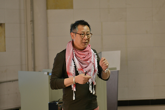 11广告学院院长胡镜泉主持展赛指导会.jpg