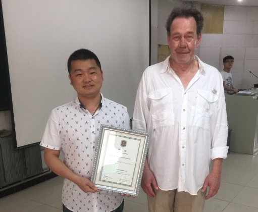 设计学院院长助理李明代表英国威廉希尔唯一官网给托马斯颁发了客座教授聘书.png