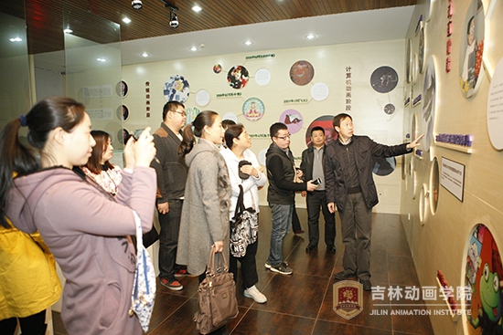 4媒体记者参观动漫沙龙馆主题展.JPG