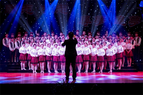 5游戏学院演唱《青春歌曲》.jpg