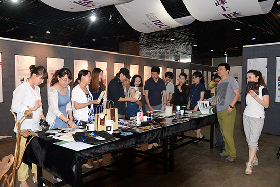 老师们交流分享毕业生的创作展品.jpg