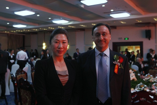 威廉希尔官网副董事长、副校长刘欣女士与乔瓦尼先生在招待会场.jpg