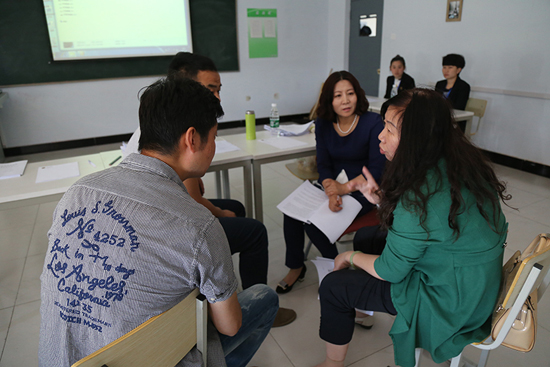 教学督导与答辩组教师共同交流答辩指导内容3.JPG