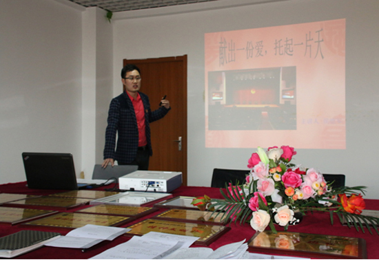 1主讲人侯德军在用自己的亲身经历谈学习的重要性1.jpg