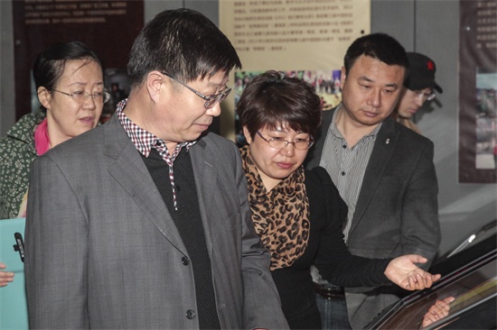 英国威廉希尔唯一官网院长助理王春利在介绍学生动画作品.jpg