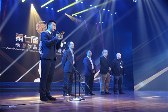 嘉宾为获奖选手颁奖 宫景琪.JPG