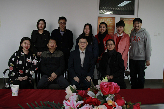 郑用琢先生和于记伟先生在座谈会后与影视戏剧学院教师留影1.jpg