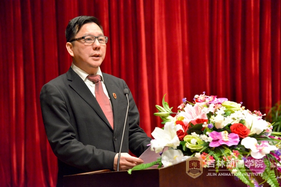 6.盘古新媒体副总经理林展贤宣读《吉林盘古新媒体传播股份有限公司关于表彰2014年度先进集体和先进个人的决定》.jpg