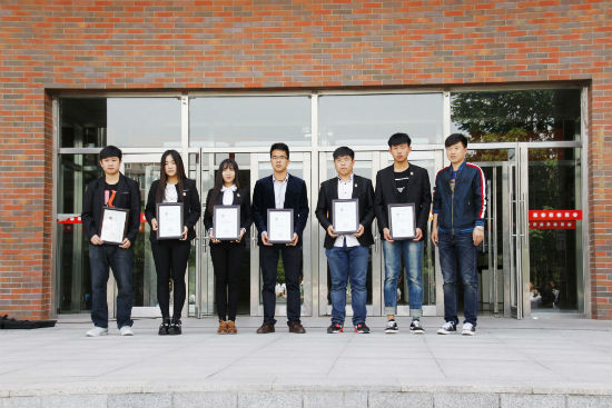 4威廉希尔官网学工部副部长、团委书记曲宏伟向第一届大学生新闻中心主任委员会、秘书长颁发聘书 陈云鹏摄.jpg
