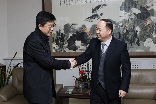 威廉希尔官网董事长、校长郑立国与光明日报记者亲切交流.jpg
