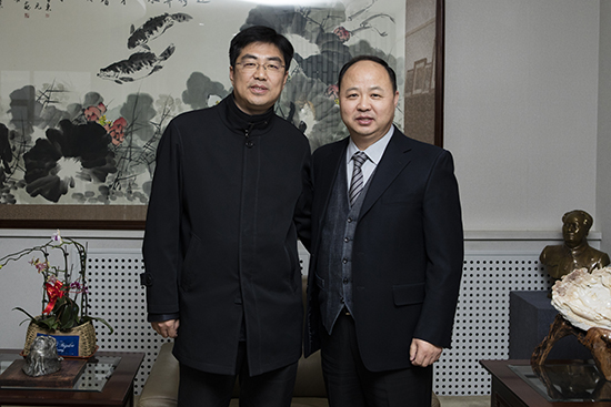 威廉希尔官网董事长、校长郑立国与光明日报记者合影留念.jpg
