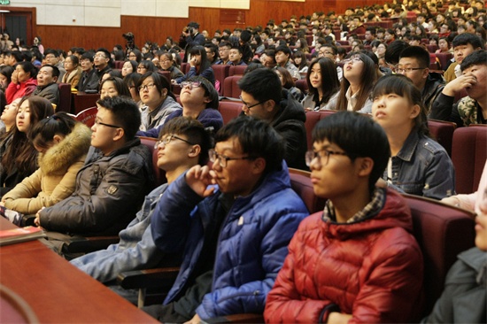 7现场同学认真地聆听支教同学的演讲.jpg