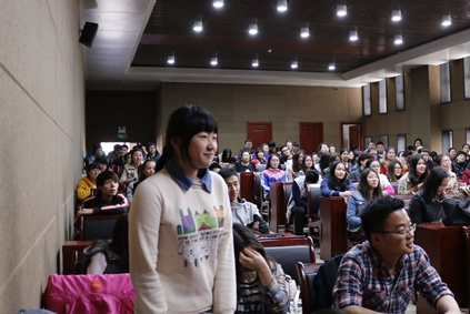 设计学院师生与高少康互动.jpg