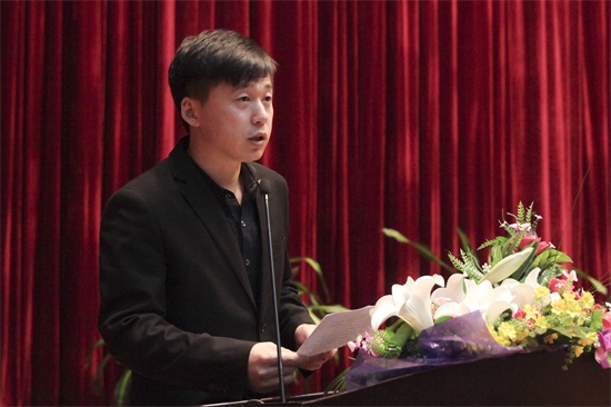 2 学院学工部副部长、团委书记曲宏伟主持大会.jpg