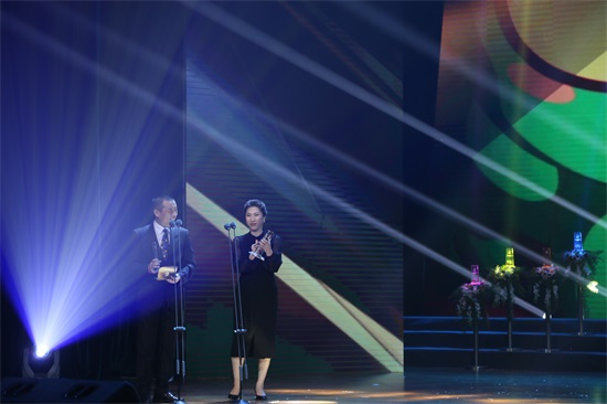 江平和刘院长颁奖 崔毅.JPG