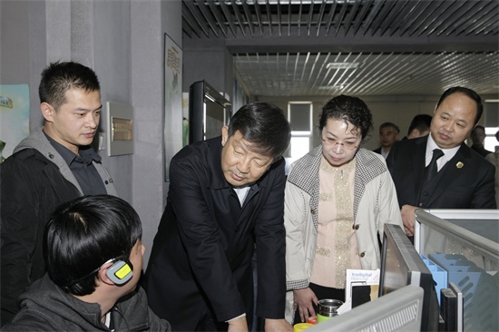 13省政协副主席支建华与产业公司技术人员亲切交谈.jpg