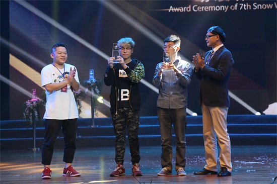 嘉宾为获奖选手颁奖4 崔毅.JPG