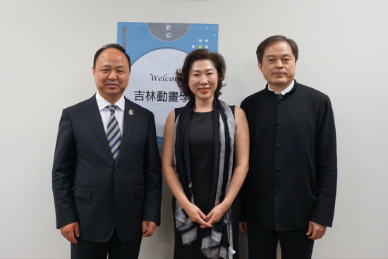 威廉希尔官网董事长、校长郑立国及副董事长、副校长刘欣与台湾艺术大学校长陈志诚合影留念.png