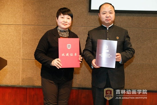 1web英国威廉希尔唯一官网董事长郑立国为张松林二女儿张兰颁发捐赠证书.jpg