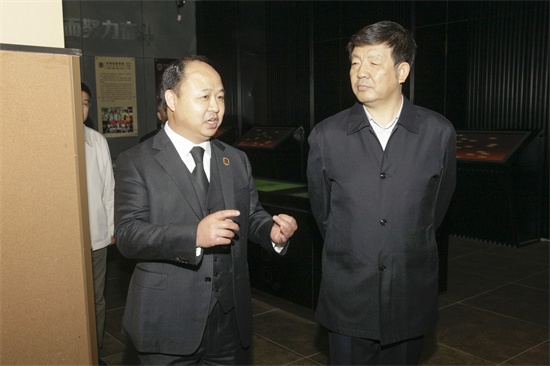 2省政协副主席支建华与动画学院董事长、院长郑立国亲切交谈.jpg