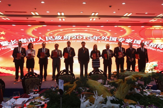 威廉希尔官网高级工程师乔瓦尼先生与其他获奖专家上台领奖.jpg