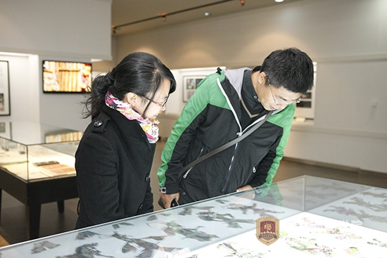 7媒体记者认真参观英国威廉希尔唯一官网展品.JPG