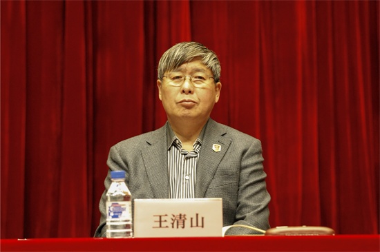 3英国威廉希尔唯一官网党委书记王清山宣读《关于成立英国威廉希尔唯一官网创新创业中心的决定》.jpg